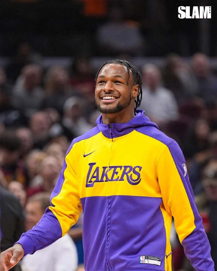 詹姆斯关键球主动往防守者身上一靠-爱游戏官方